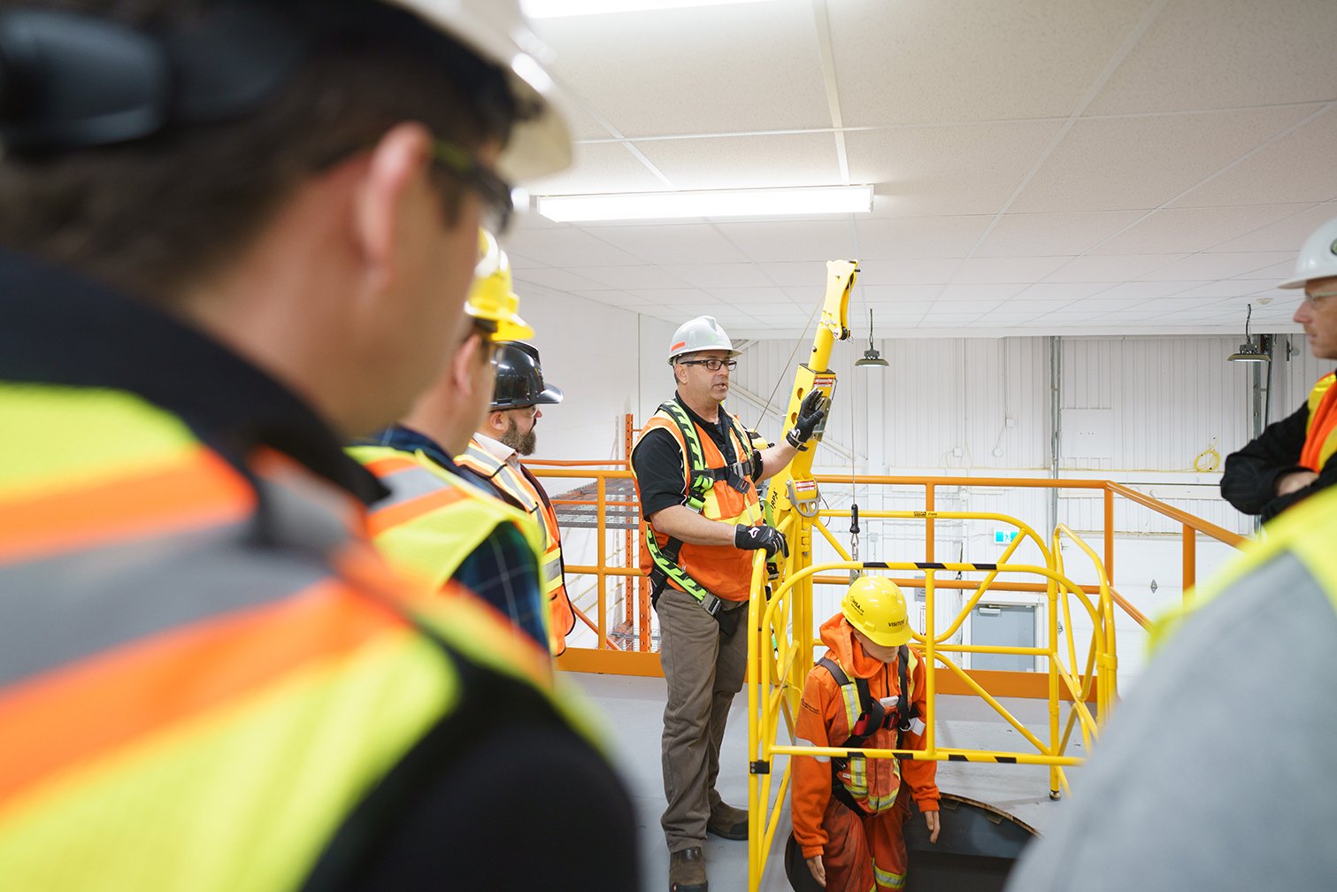 An IHSA course instructor leads a confined space training course.